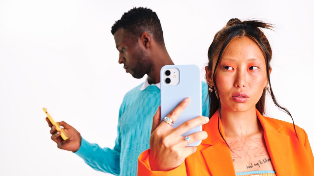 人間関係に悩んでいる男女のイメージ